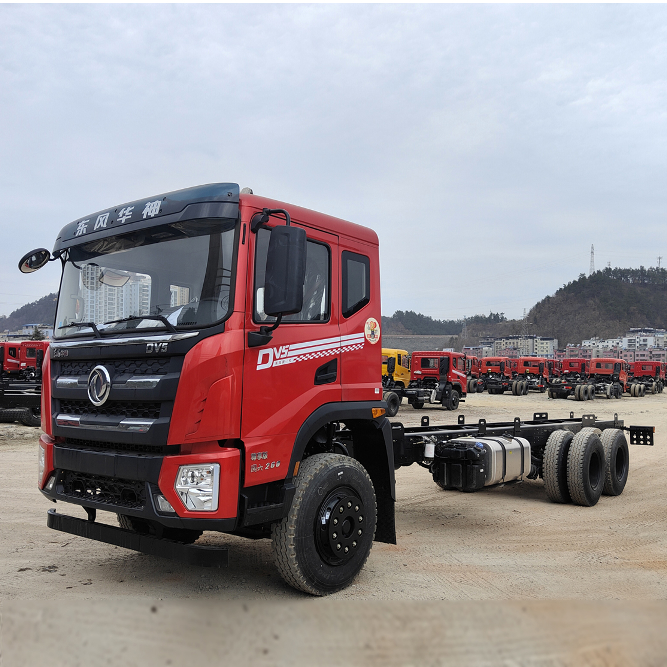 东风华神 6×4 DV5 排半随车吊底盘图片1